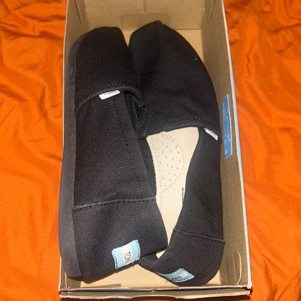 Toms classic slip on black size 8 Belmont